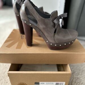 UGG Taupe Leather Rivets Platform Mary Jane Heels with Bow Sz 8.5